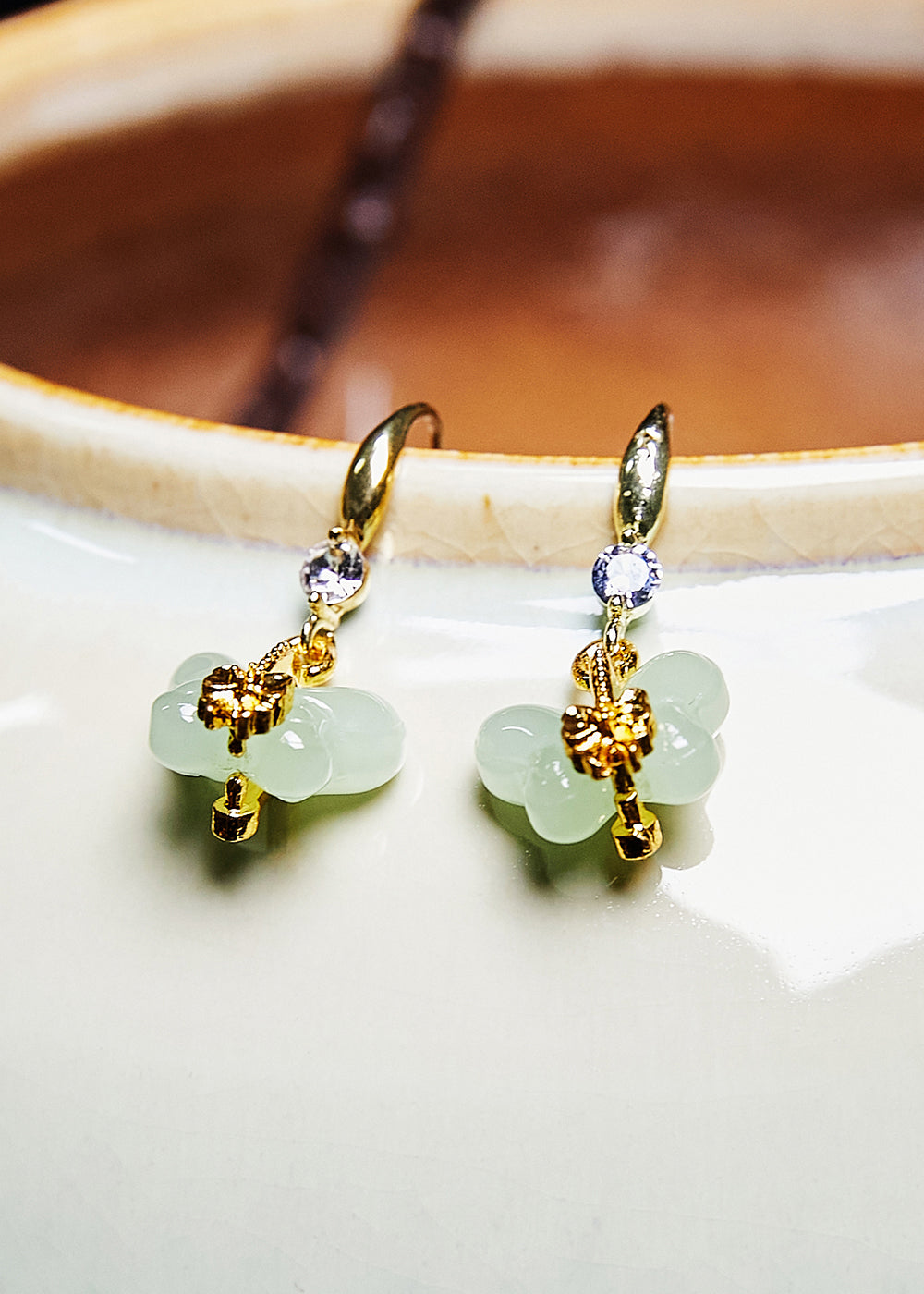 美麗的白色蝴蝶翡翠鍍金垂墜耳環