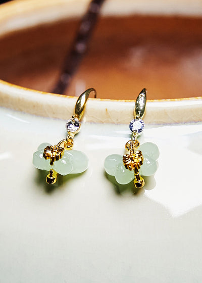 美麗的白色蝴蝶翡翠鍍金垂墜耳環