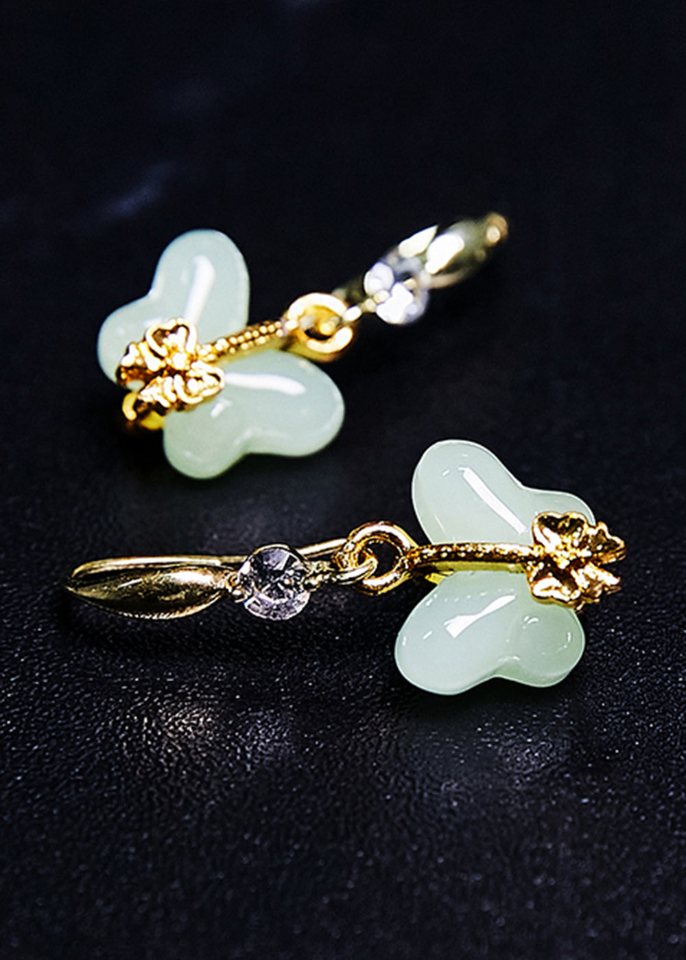 美麗的白色蝴蝶翡翠鍍金垂墜耳環