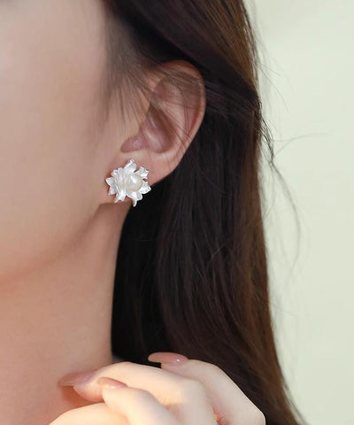 精緻白色合金不對稱珍珠花卉耳釘