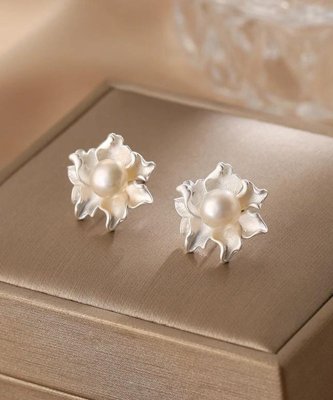 精緻白色合金不對稱珍珠花卉耳釘