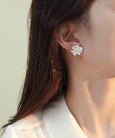 精緻白色合金不對稱珍珠花卉耳釘