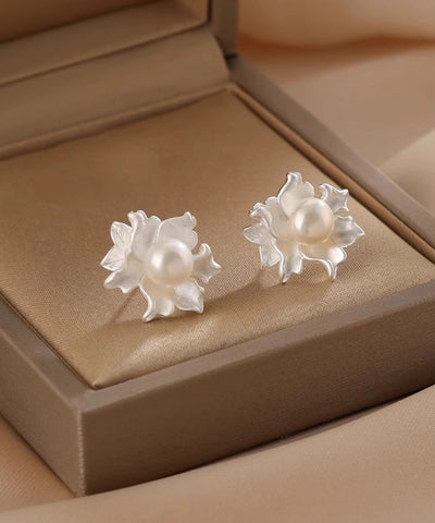 精緻白色合金不對稱珍珠花卉耳釘